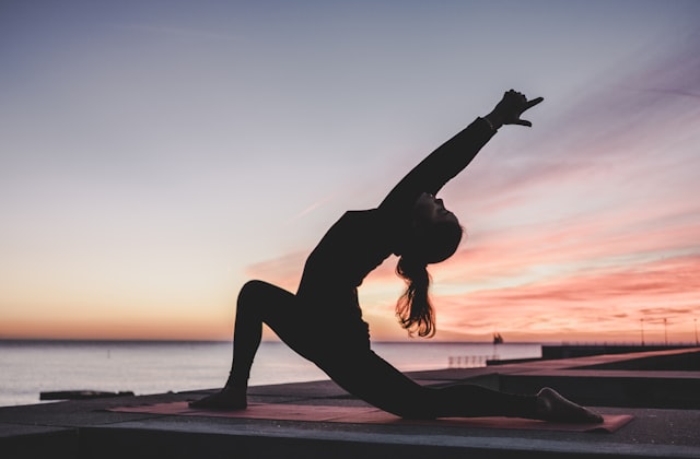 Pessoa praticando yoga ao ar livre